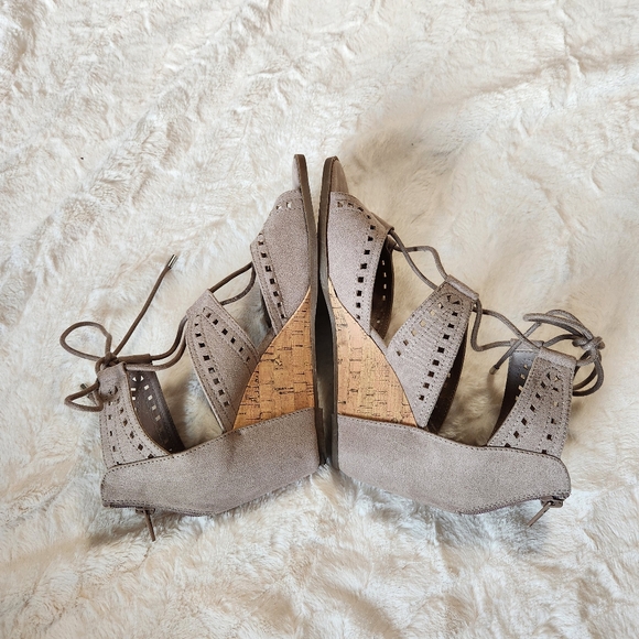 Madden Girl Rally Taupe Lace Up Wedge Peep Toe Sandals Size 9.5 - Picture 4 of 12